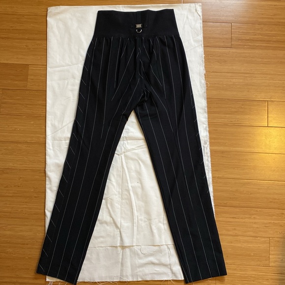 High - Everyday Couture. Style called Minimalist - Picture 6 of 16